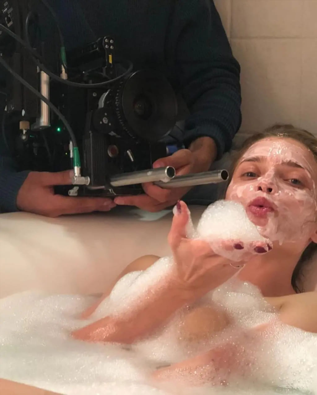 На природе Алина Ланина позирует на природе