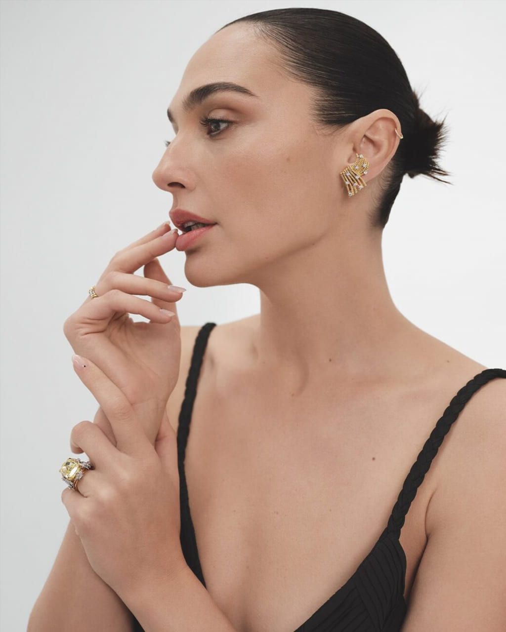 В платье — высокое качество #65 слив Gal Gadot в платье (детальный ракурс, кадр 65)
